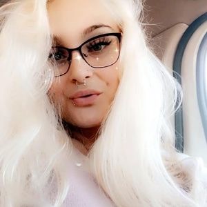 Meet your Posher, Nia